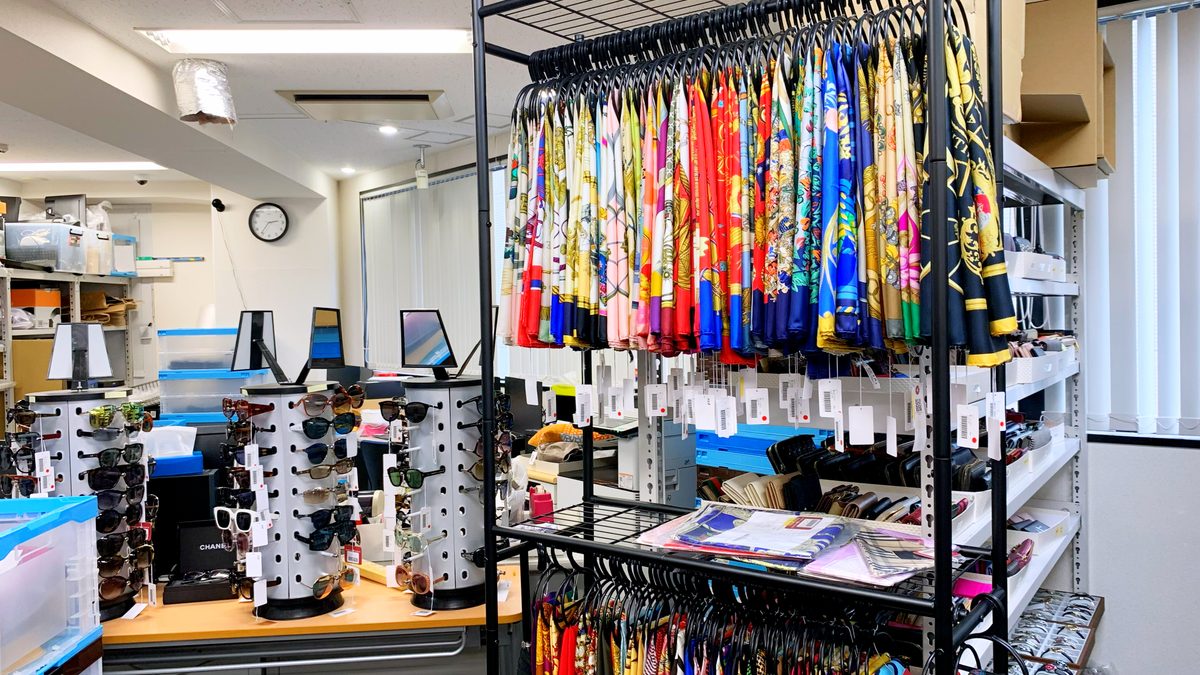 銀座パリス店舗 スカーフ・サングラスの棚