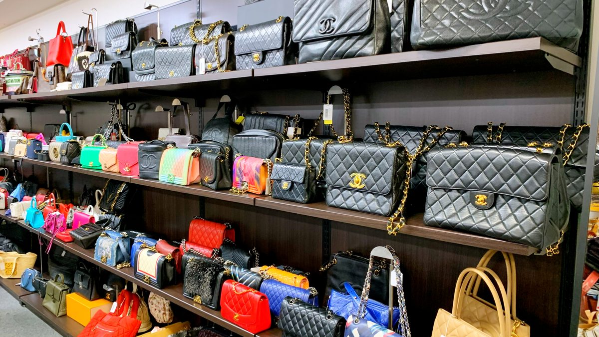 銀座パリス店舗 ブランドバッグの棚