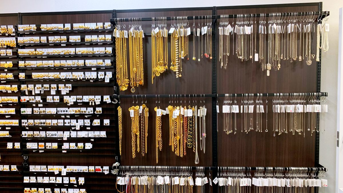銀座パリス店舗 ジュエリー・ネックレスの陳列